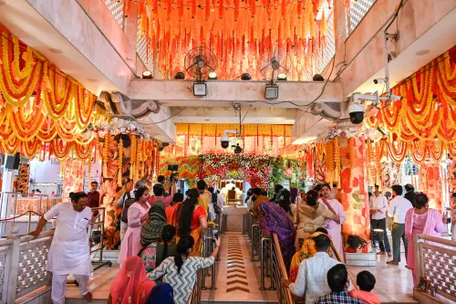 नई दिल्ली: भक्तों ने नवरात्रि में झंडेवाले मंदिर में उमड़ी भीड़