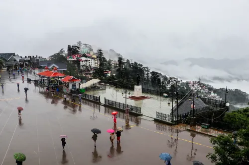 शिमला में मानसूनी बारिश, छाते लेकर निकले राहगीर