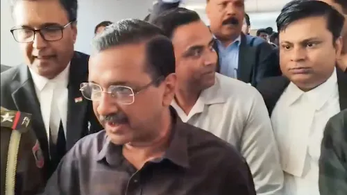 नई दिल्ली: अरविंद केजरीवाल ने रौज़ एवेन्यू कोर्ट से बाहर निकले