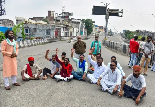 भंडारी पुल पर वाल्मीकि समुदाय का जमावड़ा, यातायात ठप