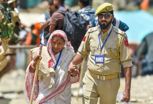 बुजुर्ग यात्री का हाथ थामे J&K पुलिसकर्मी