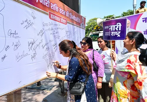 "महिला बाइक रैली" का आयोजन कनॉट प्लेस, नई दिल्ली में