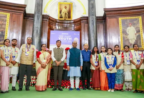 ओम बिरला, मंडाविया और उत्पल कुमार सिंह ने VBYP 2026 प्रतिभागियों संग ली तस्वीर