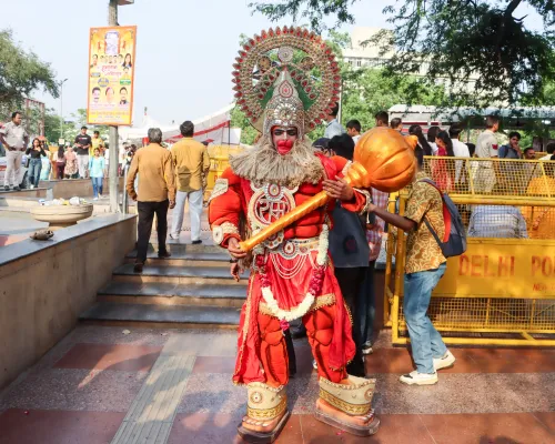 नई दिल्ली: श्रद्धालु प्राचीन हनुमान मंदिर में प्रार्थना करते हैं