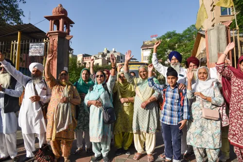 अमृतसर: सिख तीर्थयात्री बैसाखी उत्सव के लिए पाकिस्तान के लिए रवाना