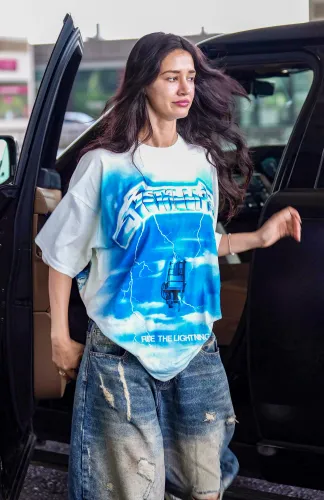 मुंबई: दिशा पटानी एयरपोर्ट पर देखी गईं