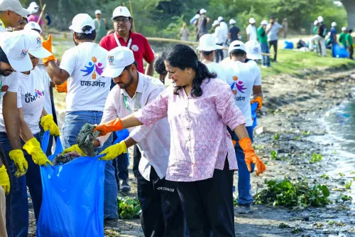 रेखा गुप्ता ने छिल्ला गाँव के यमुना घाट पर की सफ़ाई