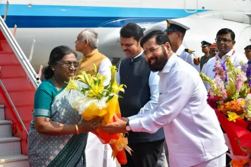 मुंबई: राष्ट्रपति द्रौपदी मुर्मू का स्वागत, महाराष्ट्र के उपमुख्यमंत्री एकनाथ शिंदे द्वारा