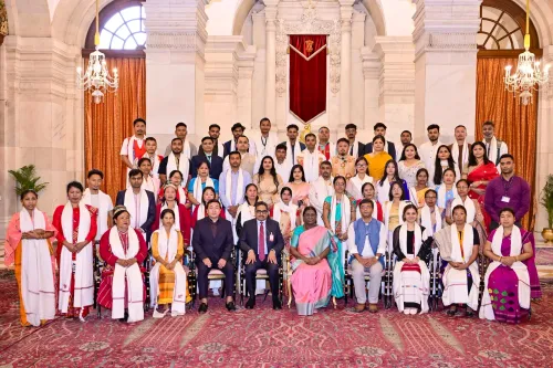 New Delhi: President Murmu meets artisans and weavers from Northeast