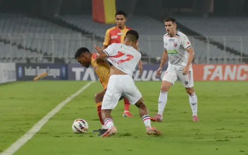 कोलकाता में पूर्व बंगाल एफसी और नॉर्थईस्ट यूनाइटेड एफसी ISL मुकाबला