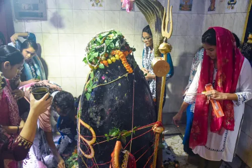Patna: Devotees offer prayers at Shiva temple