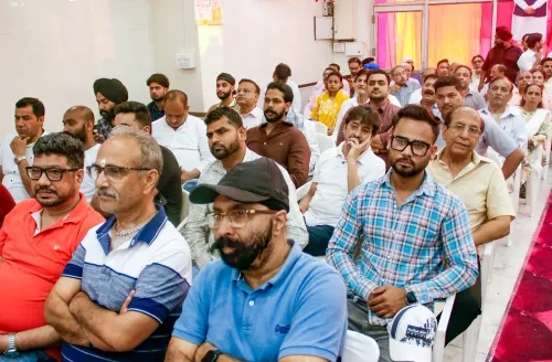 लाल मंदिर में मन की बात: स्थानीय निवासी और BJP कार्यकर्ता एकजुट