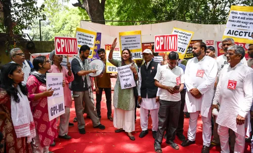 नई दिल्ली: जंतर-मंतर पर मजदूरों का शोषण के खिलाफ जोरदार प्रदर्शन