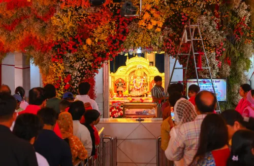 New Delhi: Worshippers Engage in Prayers During Navratri at Jhandewalan Mandir