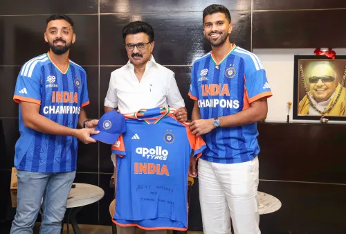 चेन्नई: तमिलनाडु के मुख्यमंत्री ने क्रिकेटर्स वाशिंगटन सुंदर और वरुण चक्रवर्ती से मुलाकात की