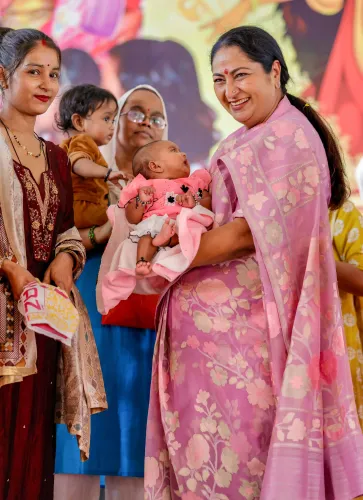 नई दिल्ली: मुख्यमंत्री रेखा गुप्ता ने कन्या पूजन किया