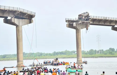Gambhira Bridge Falls Apart in Vadodara
