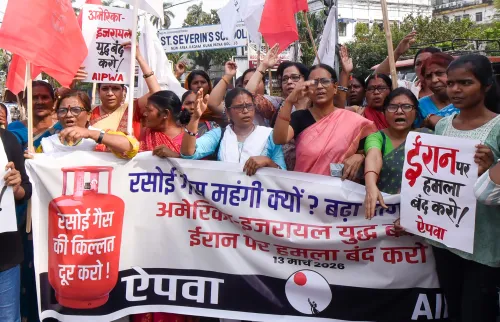 पटना: एआईपीडब्ल्यूए के सदस्यों ने एलपीजी कीमतों पर विरोध किया