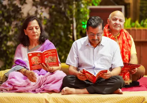 केजरीवाल और पत्नी सुनीता का रोहिणी सुंदरकांड पाठ में सहभाग