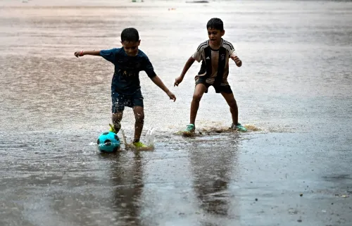 शिवाजी पार्क में बारिश के बीच बच्चों का फुटबॉल