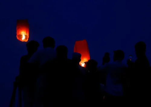 जामा मस्जिद के पास आकाशदीप छोड़ते लोग