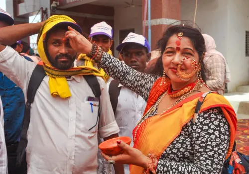 तिलक लगाकर 'शोभा यात्रा' की शुरुआत