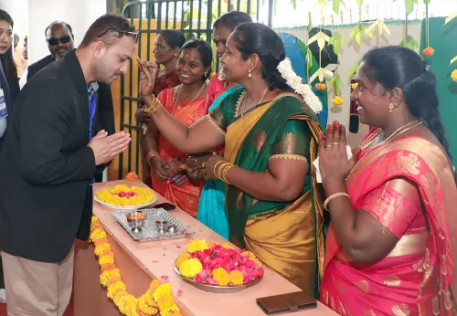 पुदुचेरी: अंतरराष्ट्रीय प्रतिनिधियों ने विधानसभा चुनाव के दौरान मतदान केंद्रों का दौरा किया