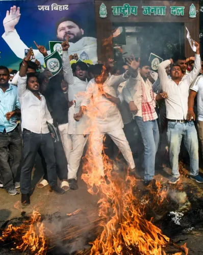 SSAI ने NTA का पुतला फूँका, NEET UG पेपर लीक पर आक्रोश