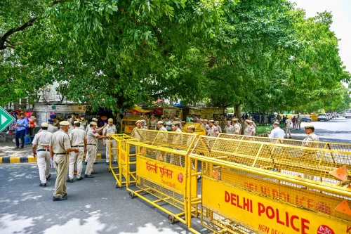ECI कार्यालय के बाहर बैरिकेड और पुलिस पहरा