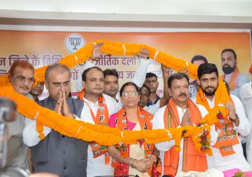 पटना BJP कार्यक्रम: नए सदस्यों का माल्यार्पण से स्वागत