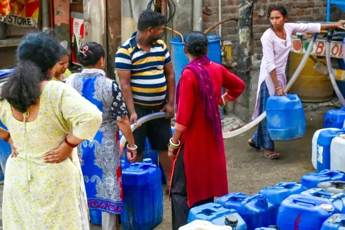 आनंद पर्वत में DJB टैंकर से पानी भरते निवासी