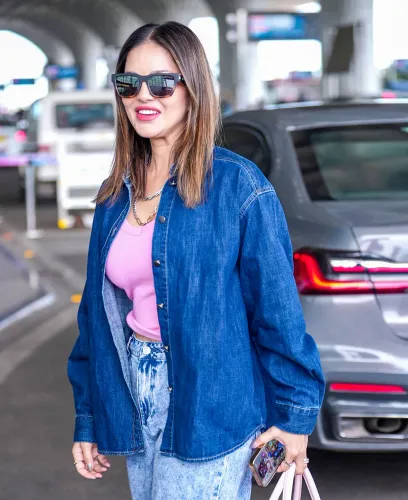 Mumbai: Sunny Leone Spotted at Airport