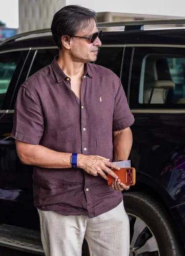 मुंबई: विवेक ओबेरॉय एयरपोर्ट पर नजर आए