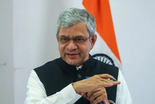 राष्ट्रीय मीडिया केंद्र में अश्विनी वैष्णव का प्रेस कॉन्फ्रेंस