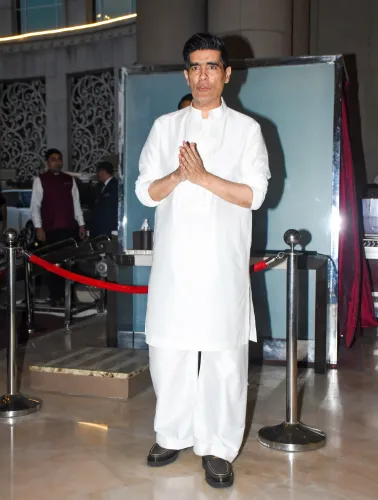 मुंबई: मशहूर हस्तियों ने मनीष मल्होत्रा की मां के लिए प्रार्थना सभा में भाग लिया