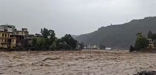 राजौरी में नदी उफान पर, अचानक बाढ़ से हाहाकार