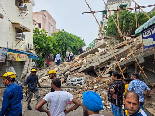 रोहिणी सेक्टर 16 में इमारत गिरी, NDRF और दमकल मौके पर