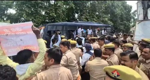 69,000 शिक्षक भर्ती: आरक्षित वर्ग के अभ्यर्थियों ने मायावती आवास के बाहर किया प्रदर्शन, पुलिस ने हिरासत में लिया