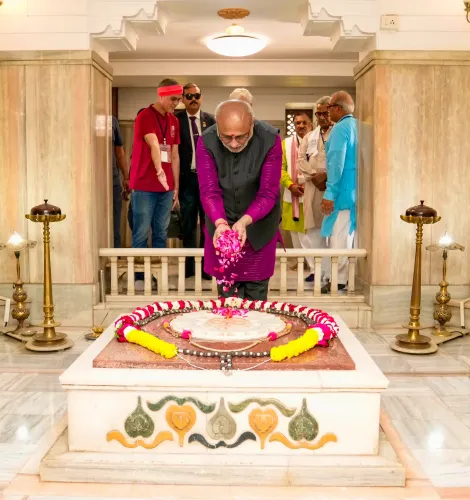 नागपुर: उपराष्ट्रपति ने हेगड़ेवार को श्रद्धांजलि अर्पित की