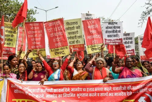 पटना: बिहार स्कूल कुक्स यूनियन ने विधानसभा के सामने किया विरोध