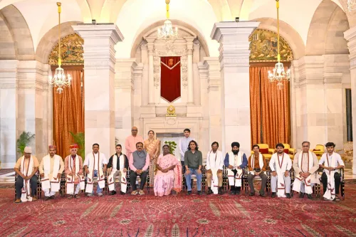 राष्ट्रपति मुर्मू का कलाकारों संग समूह फोटो सत्र