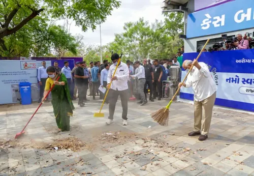 सिविल अस्पताल में श्रमदान: मुख्यमंत्री भूपेंद्र पटेल ने संभाली झाड़ू
