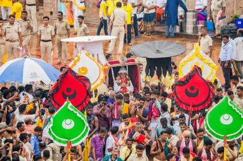स्नान मंडप पहुँचे गजपति महाराजा, राज नीति की शुरुआत