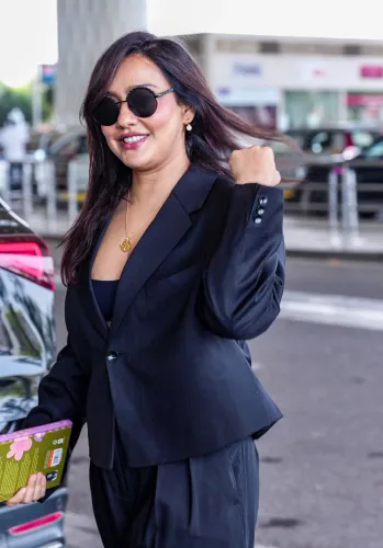 मुंबई: नेहा शर्मा और आयशा शर्मा एयरपोर्ट पर देखी गईं