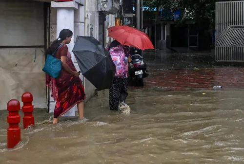 कनॉट प्लेस में जलभराव के बीच राहगीरों की मुश्किलें