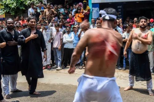 पटना में मुहर्रम जुलूस का पहला दृश्य — मातम की रस्म