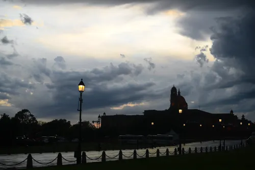 नई दिल्ली: विजय चौक पर काले मानसूनी बादल छा गए