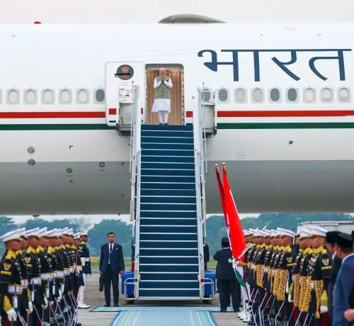 जकार्ता हवाईअड्डे पर मोदी का आगमन, किया अभिवादन