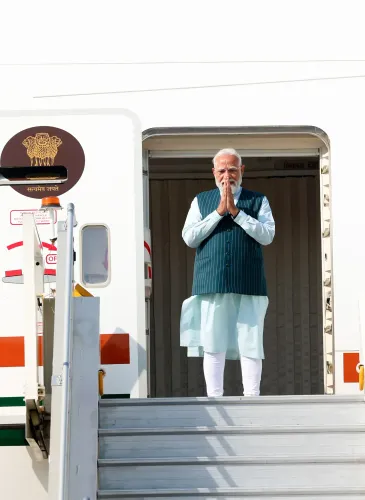 मोदी रवाना: अबू धाबी से शुरू पाँच देशों का सफ़र