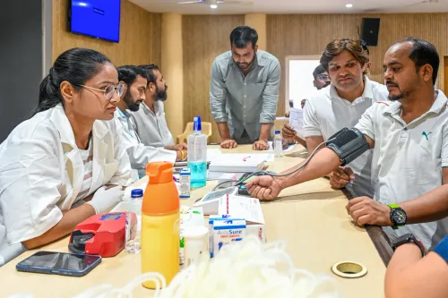 युवा कांग्रेस सदस्यों का रक्तदान — राजीव गांधी को श्रद्धांजलि